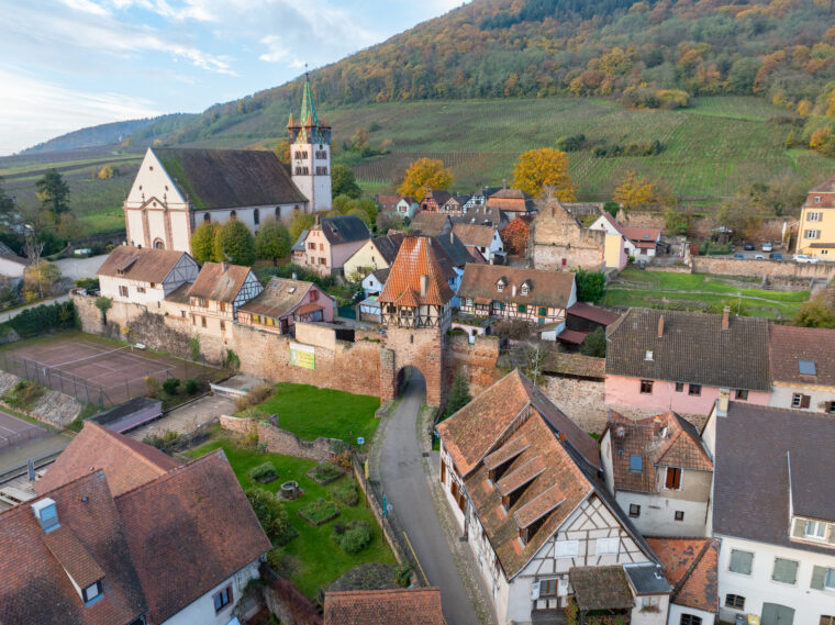 Le quartier du Château avec la Tour des Sorcières, l'église et le jardin archéologique