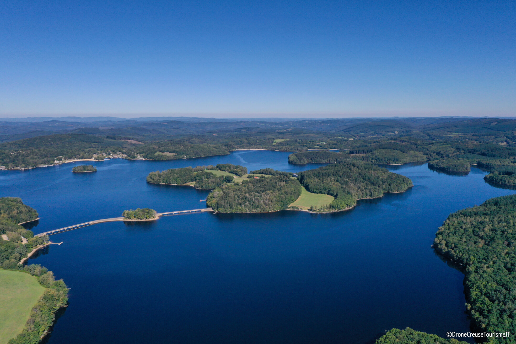 Vue aérienne du Lac  et de l'île de Vassivière
