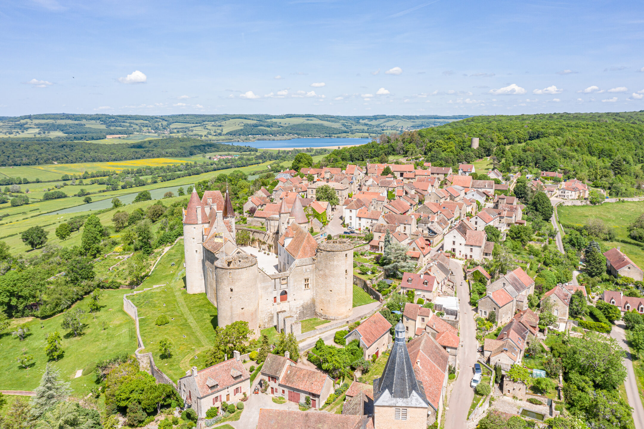Vue sur Châteauneuf et le lac de Panthier