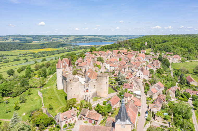 Vue sur Châteauneuf et le lac de Panthier