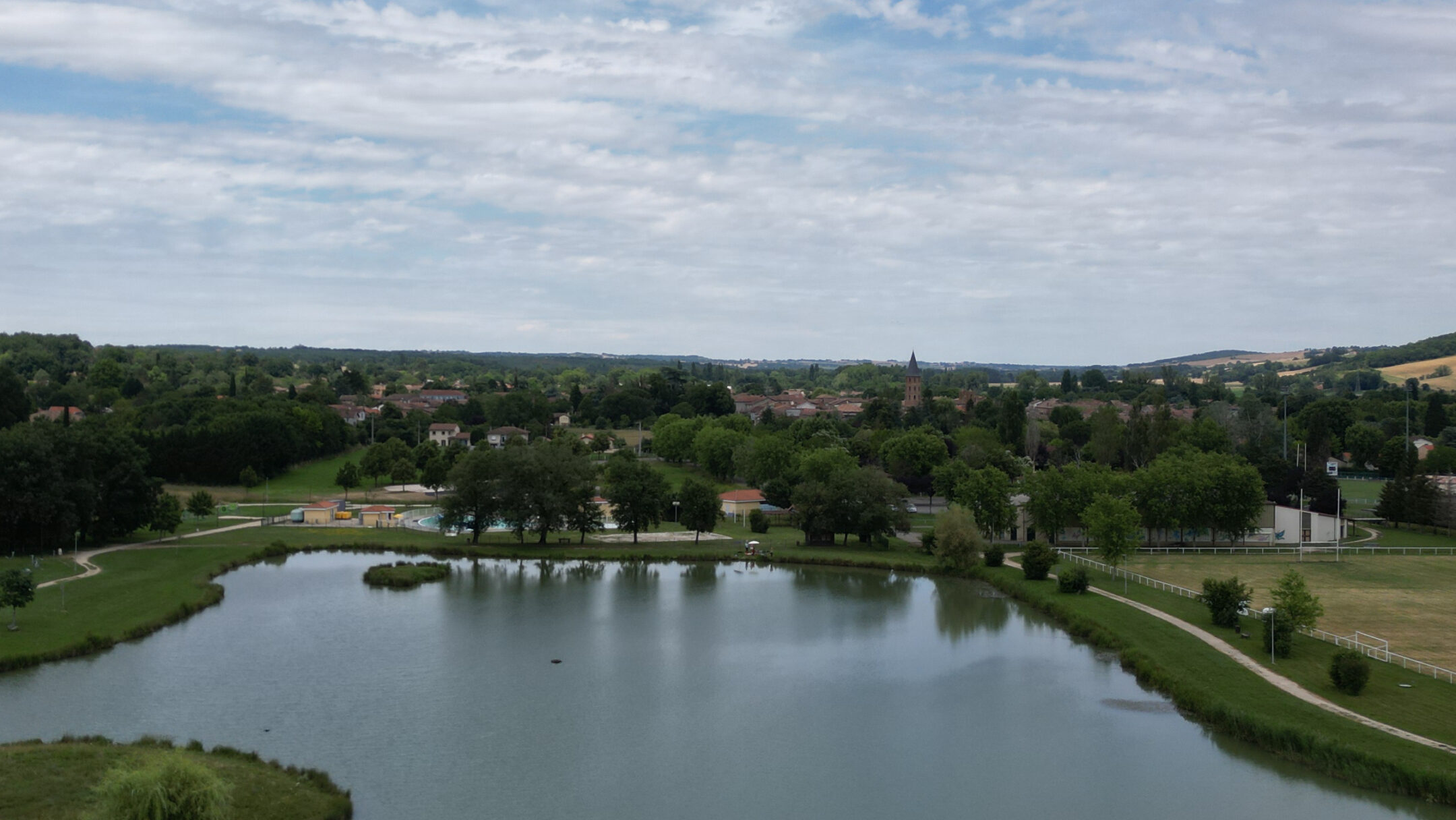 lac et village de L'Isle-en-Dodon