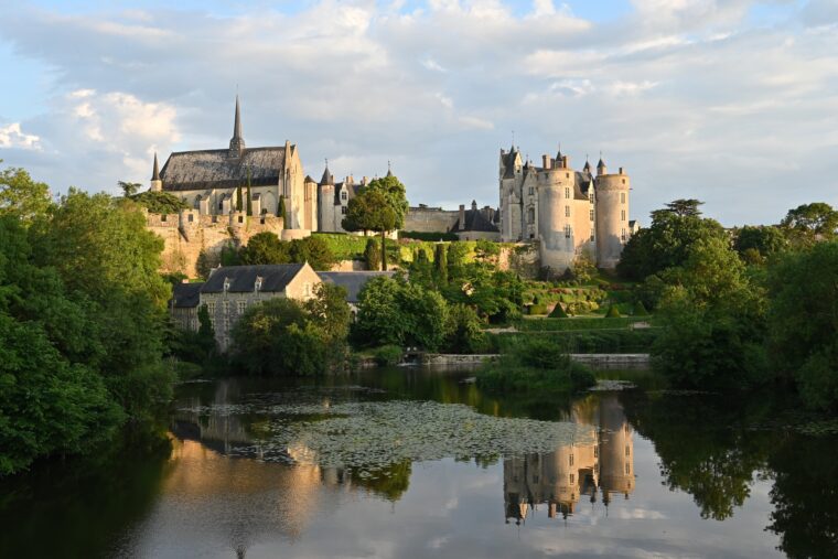 Montreuil-Bellay, le château, la collégiale et le Thouet
