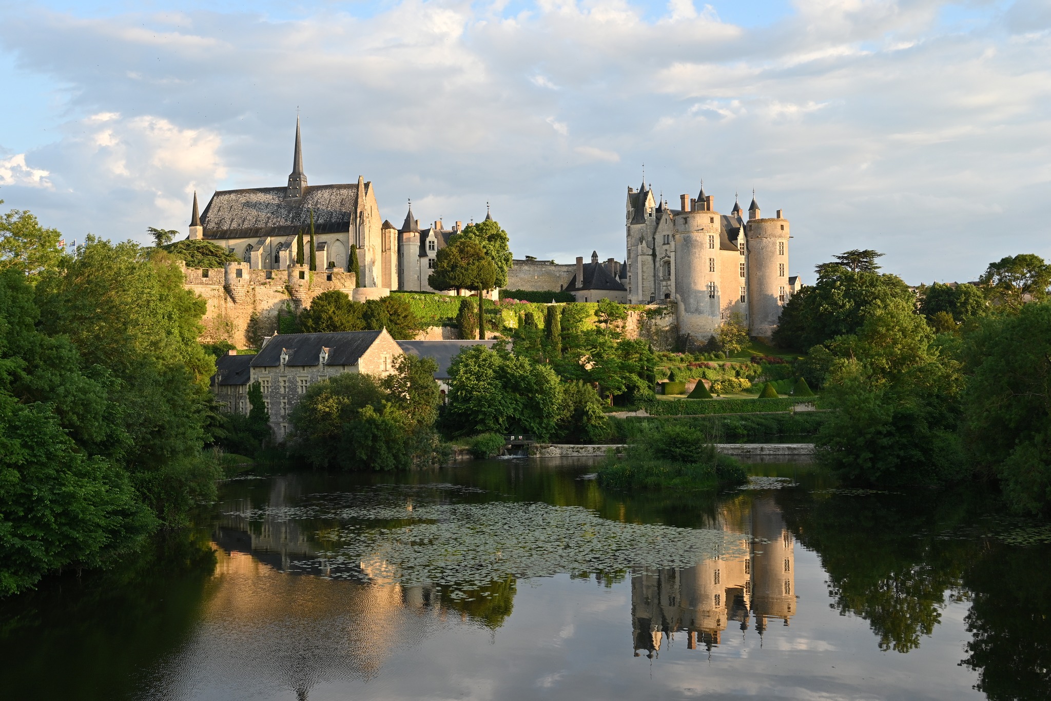 Montreuil-Bellay, le château, la collégiale et le Thouet