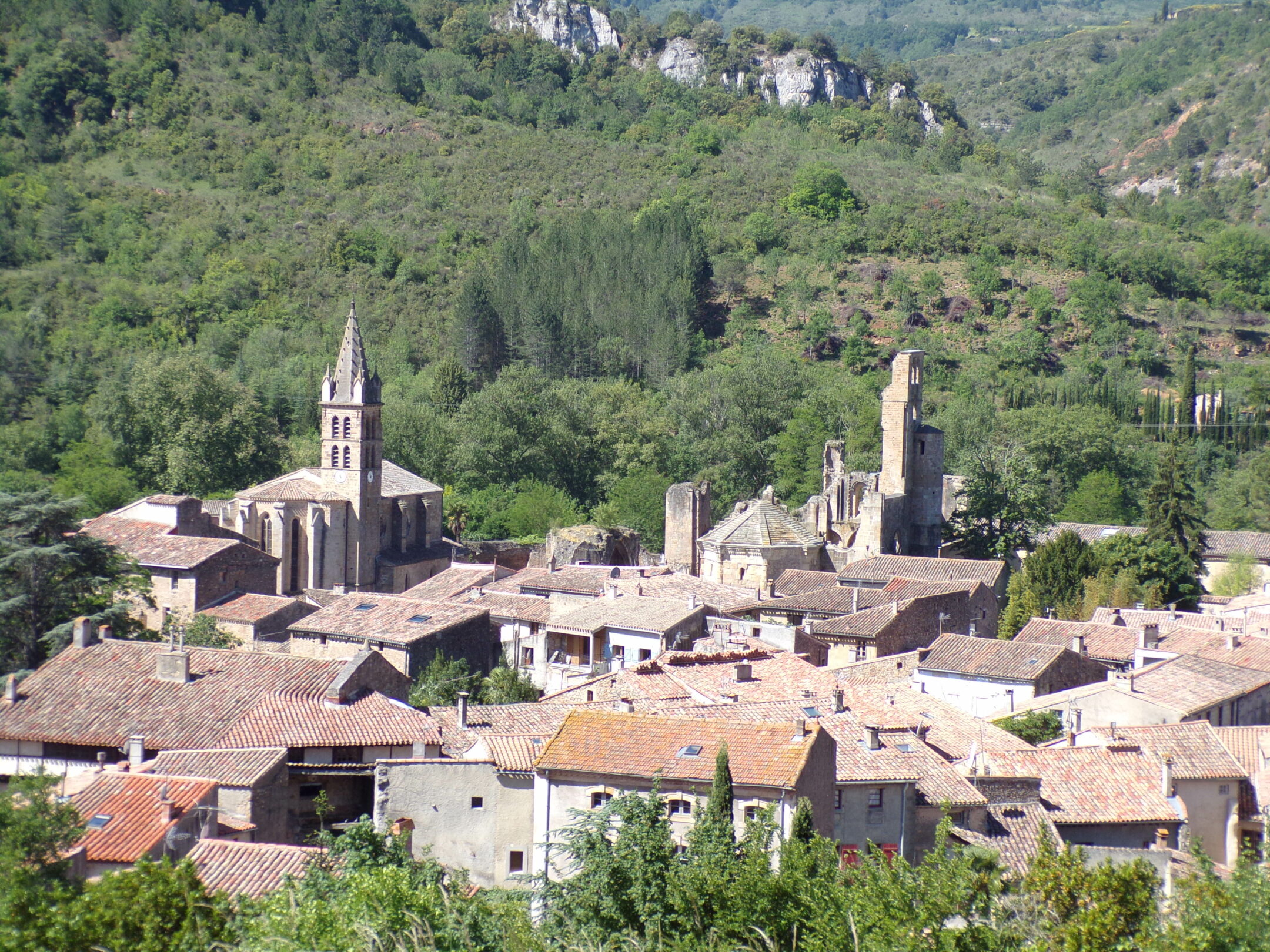 Alet-les-Bain, cité médiévale au cœur de son écrin de verdure