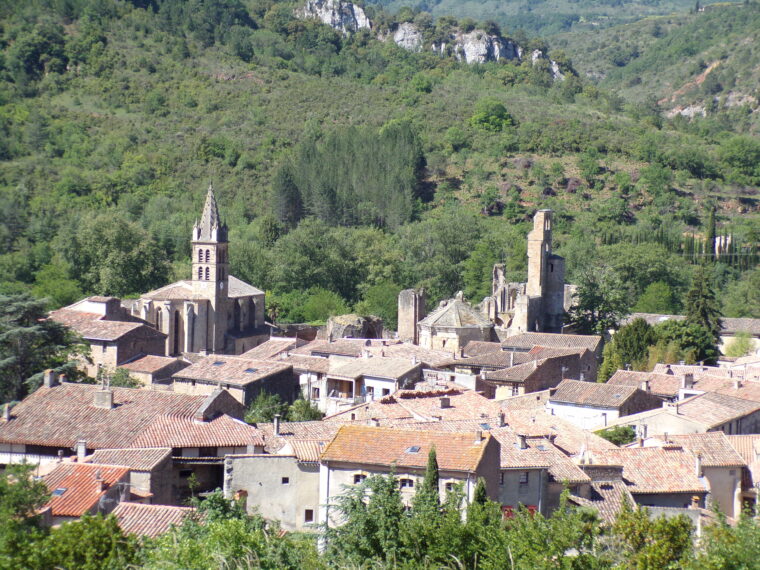 Alet-les-Bain, cité médiévale au cœur de son écrin de verdure