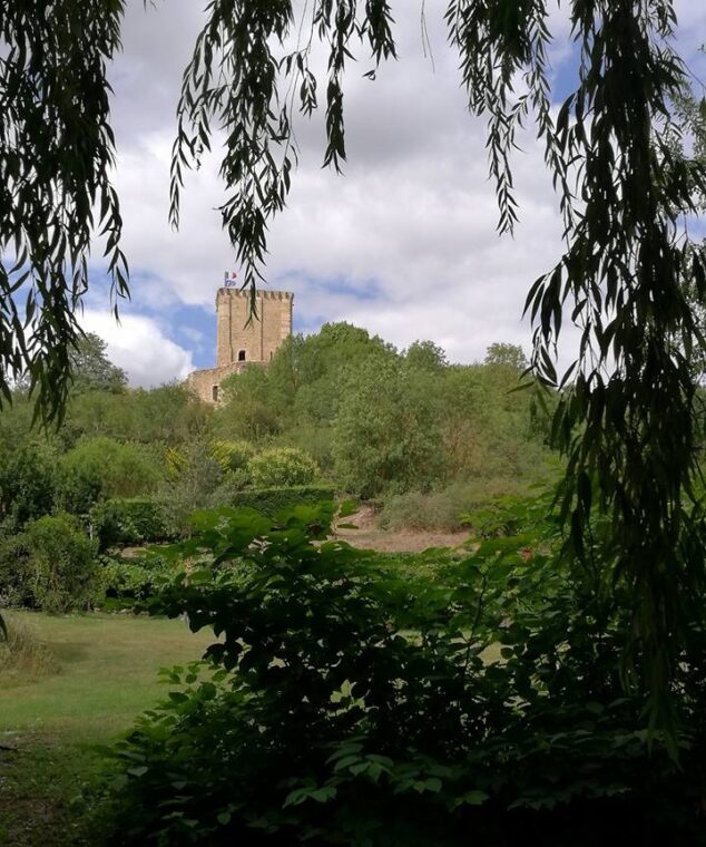 Moncontour et son donjon, au détour du sentier des lavoirs