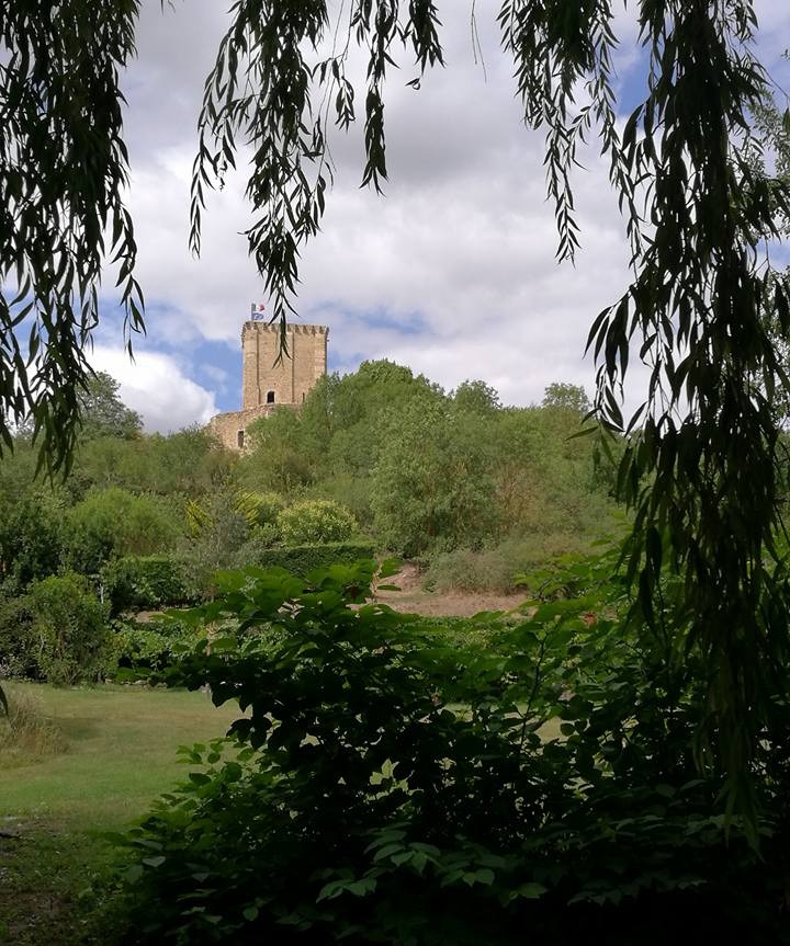 Moncontour et son donjon, au détour du sentier des lavoirs