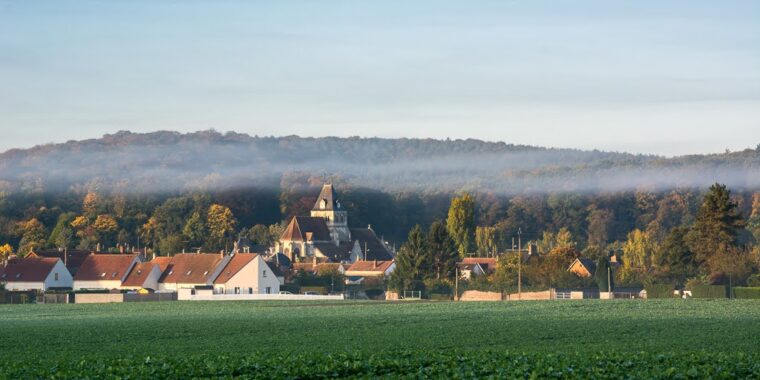 Vue du village entouré de sa forêtt