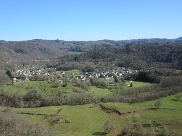 Vue globale du centre bourg de la commune, niché dans la vallée de la Rhue