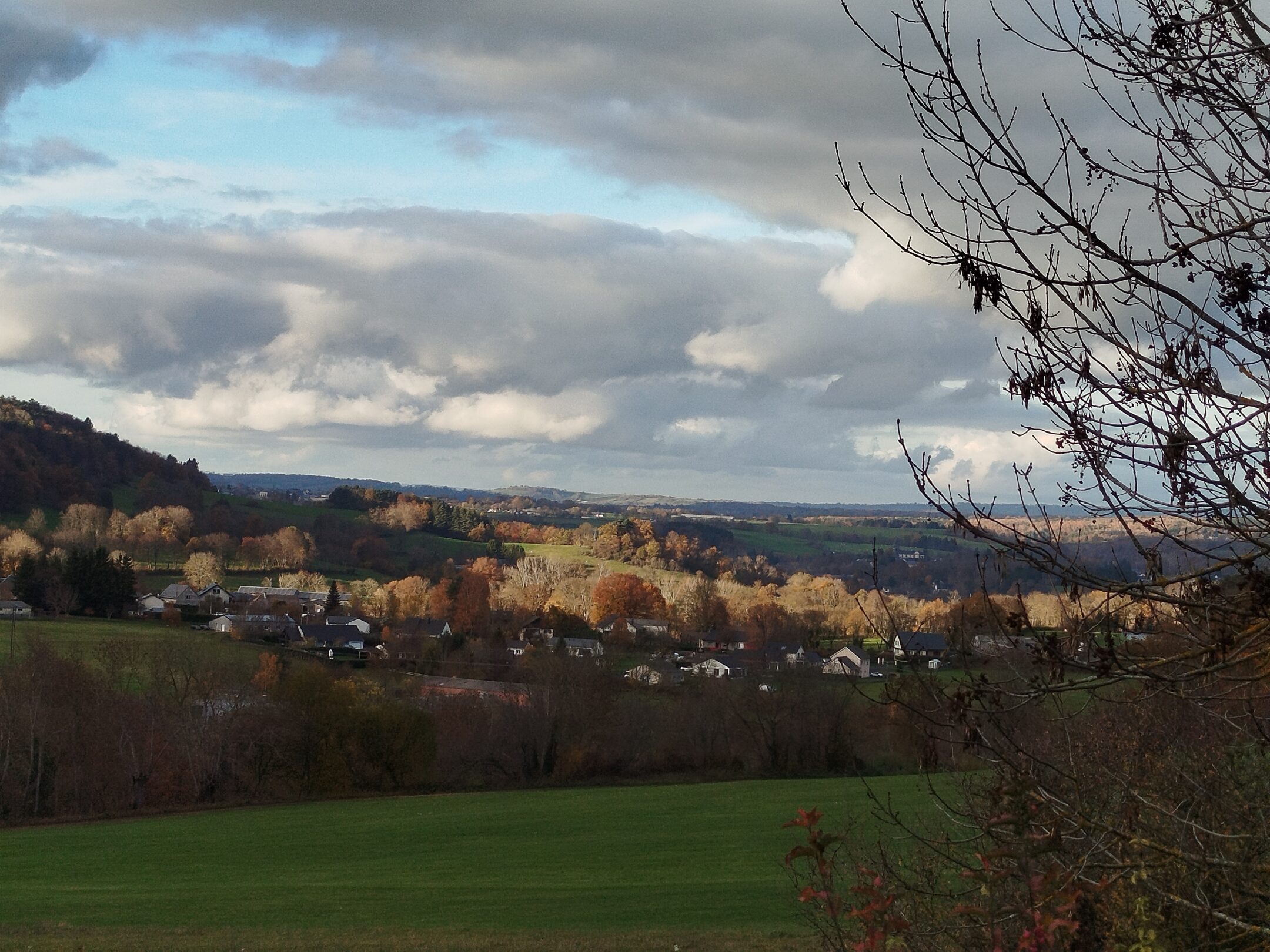 Le bourg de Saint-Bonnet-près-Orcival dans son écrin de verdure