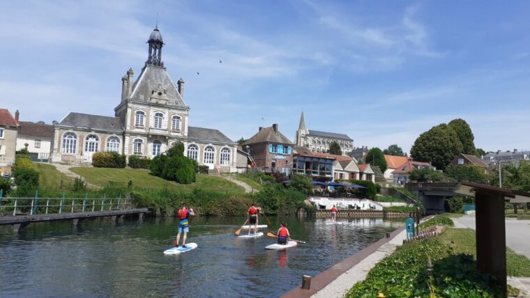 Long , son hôtel de ville , son restaurant et son église Saint Jean Baptiste