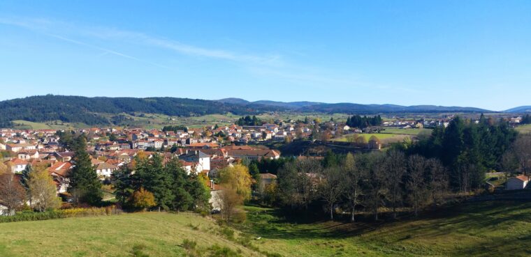 Langogne dans son écrin de verdure