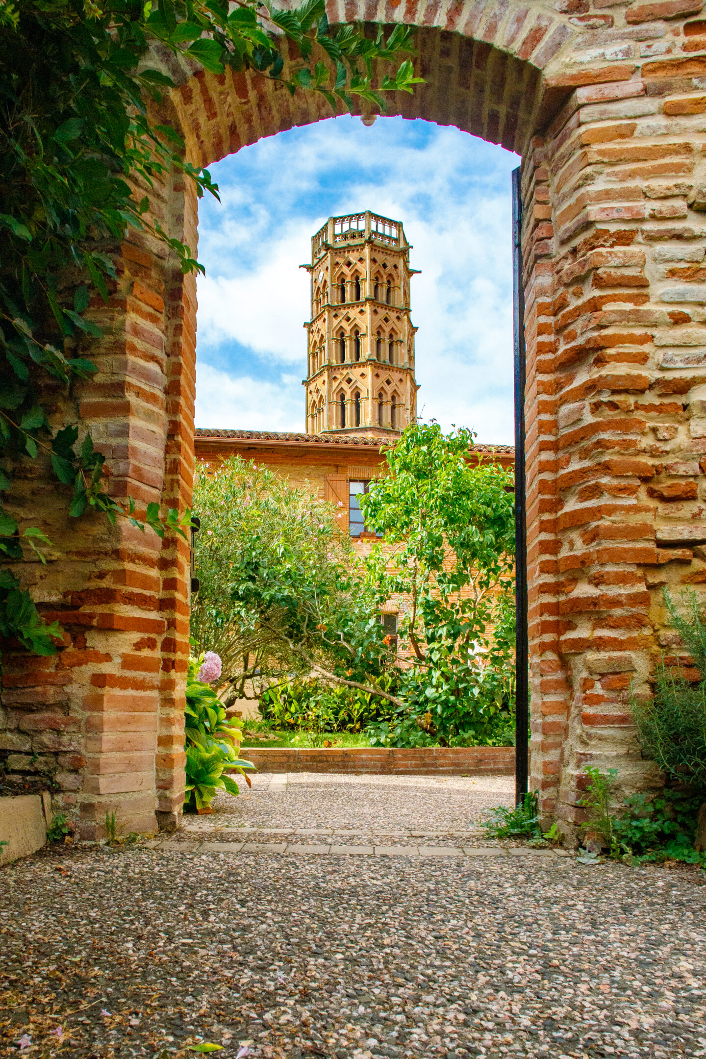 Clocher de Rieux-Volvestre des jardins