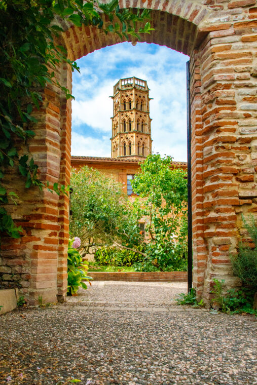 Clocher de Rieux-Volvestre des jardins