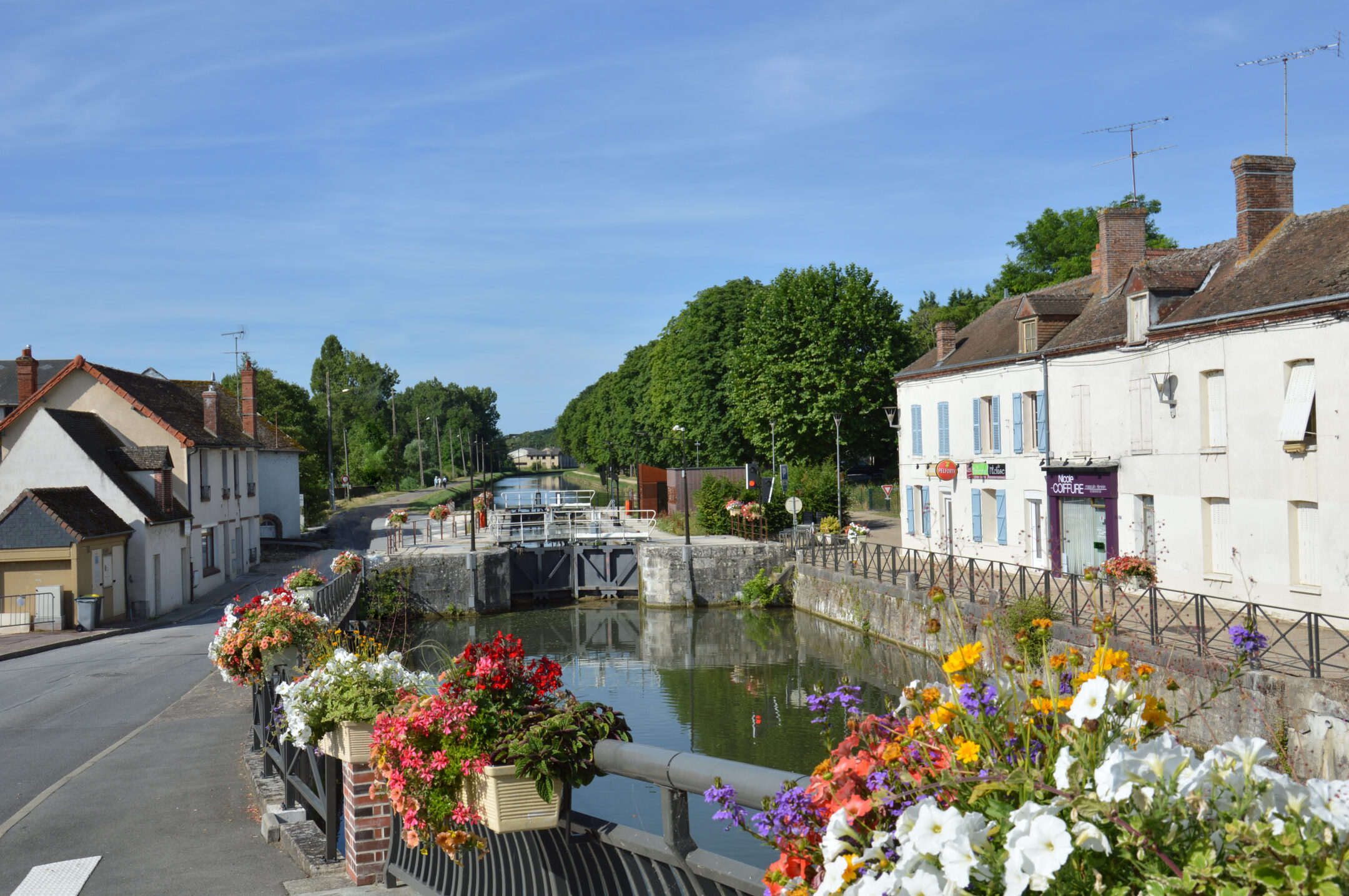 Ecluse sur le canal du Loing en centre-bourg