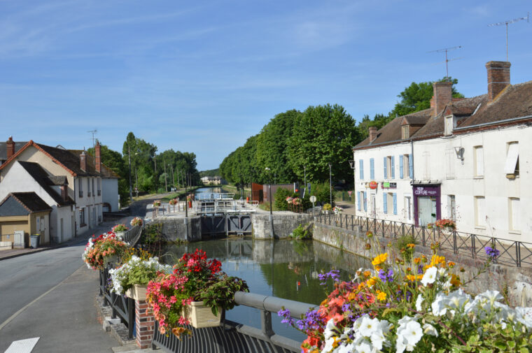 Ecluse sur le canal du Loing en centre-bourg