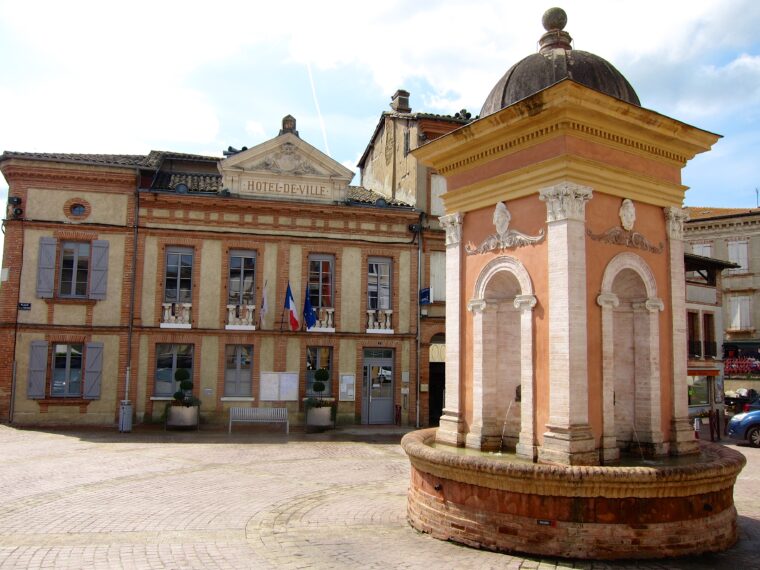 Fontaine et mairie de Samatan