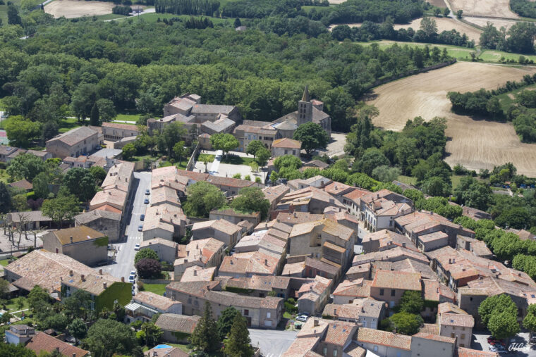 Vue aérienne du village de Saint-Papoul