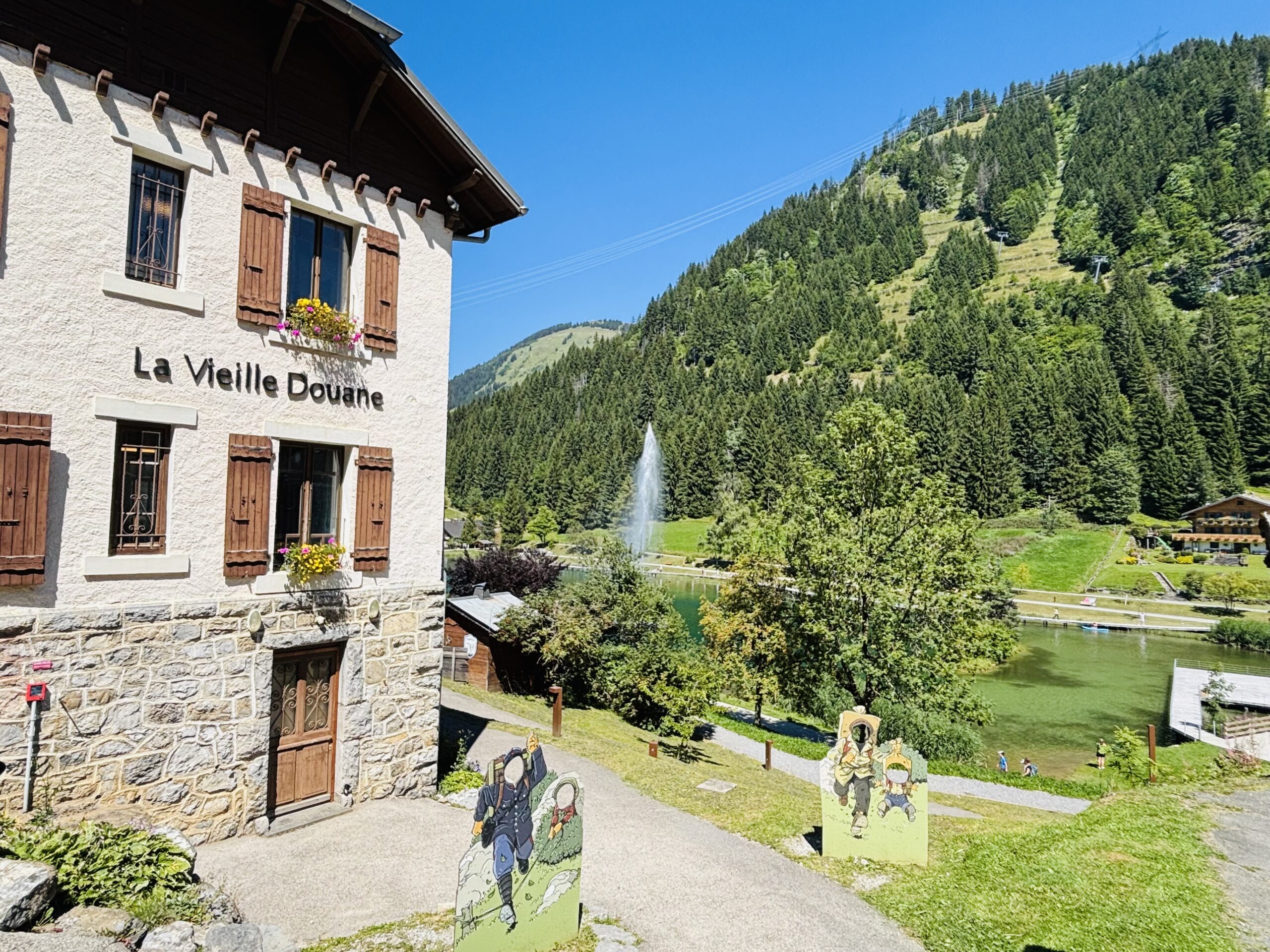 Le centre d'interprétation de la Contrebande en montagne au bord du Lac de Vonnes en été à Châtel