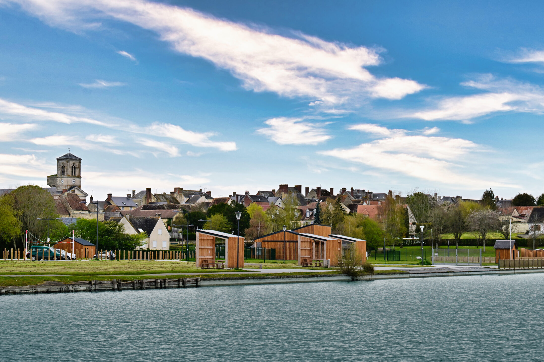 Le Mêle-sur-Sarthe vu du lac