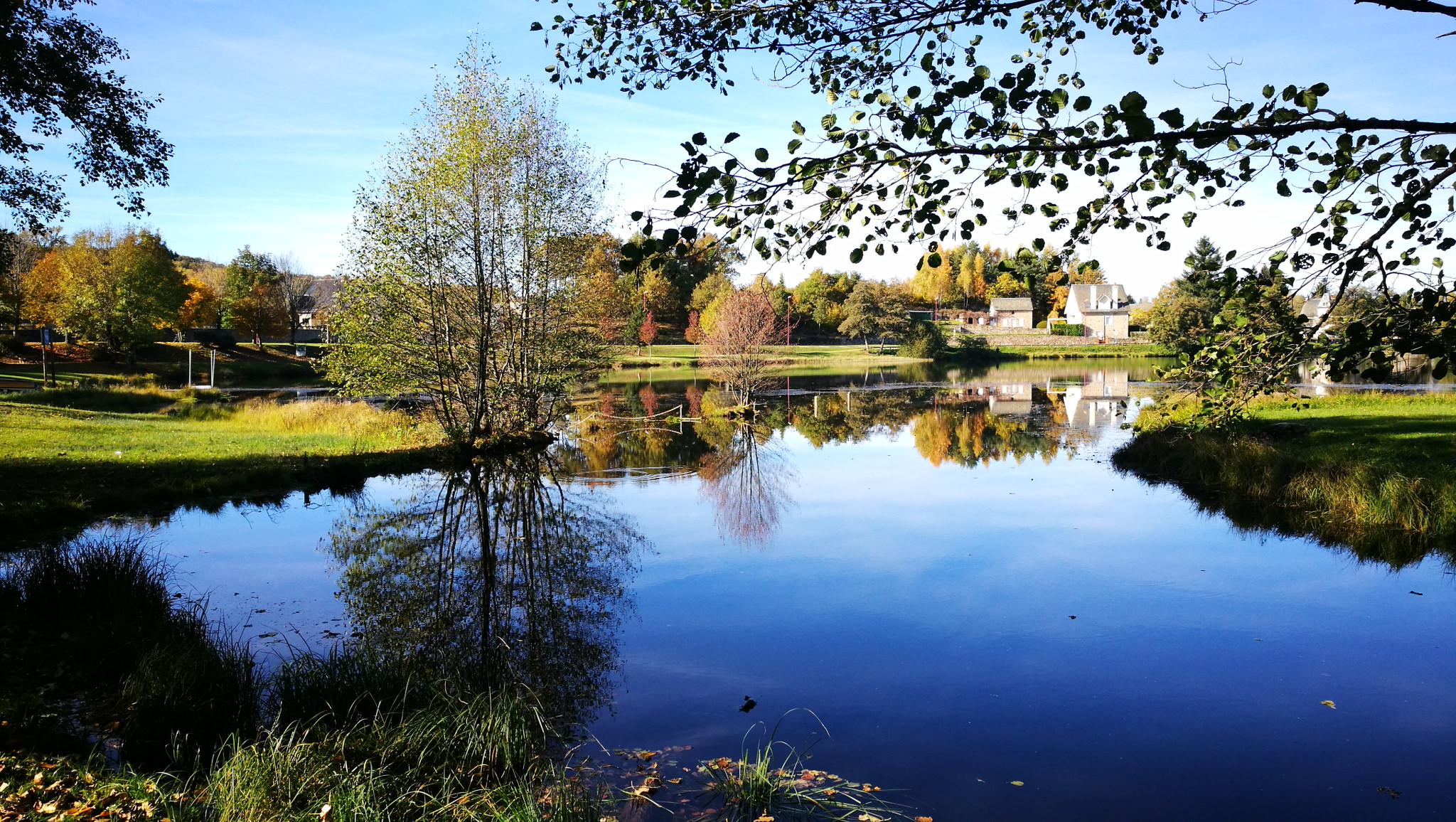 Vue sur le plan d'eau d'Argences en Aubrac