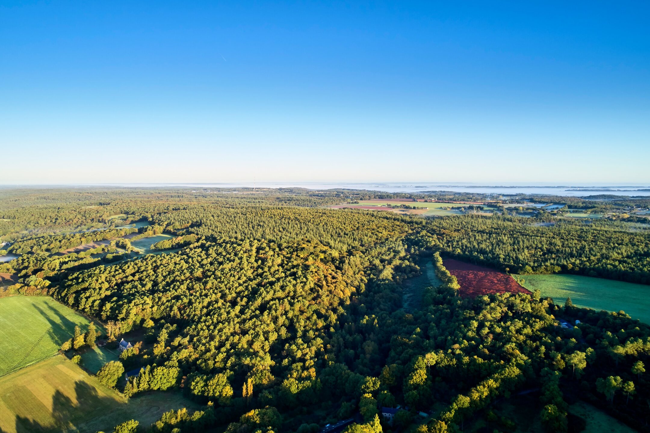 Vue aérienne de Grand-Champ sur le Golfe du Morbihan