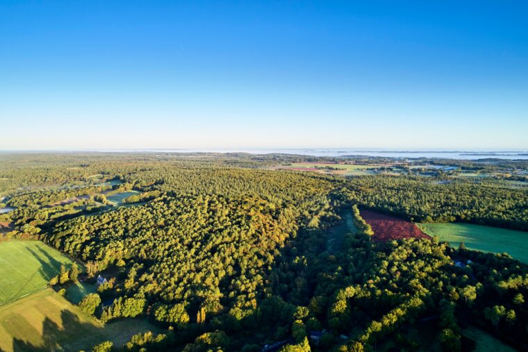 Vue aérienne de Grand-Champ sur le Golfe du Morbihan